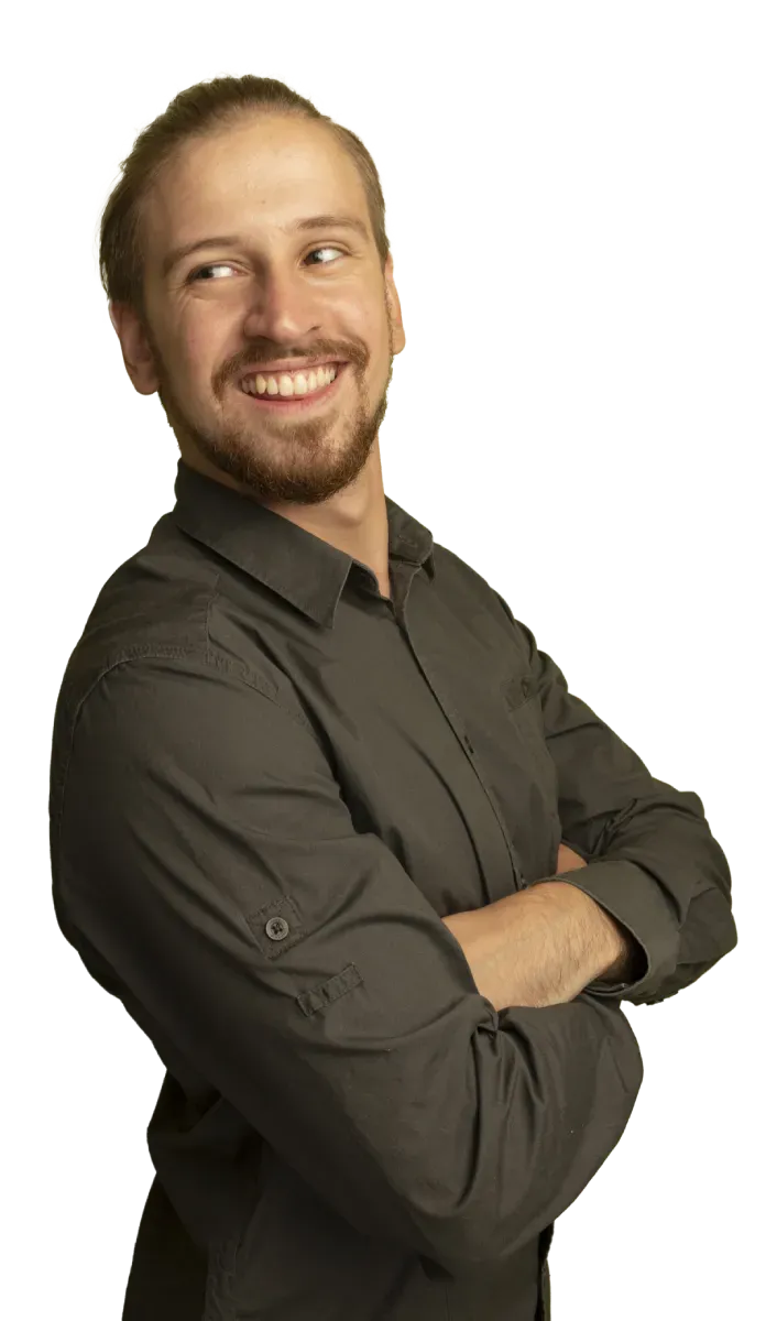 Homme souriant des bienfaits des soins thérapeutiques